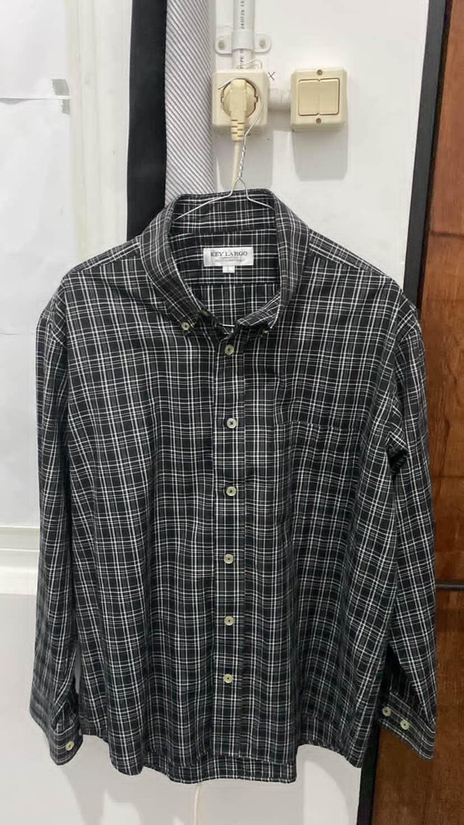 zztrbsett's tweet photo. haloo ada yang mau ga yaa kemeja preloved aku, buat yg item size L 35K yg merah size M 45K yaa
#preloved #wanttosell #prelovedpribadi https://t.co/eoCBja5LSf
