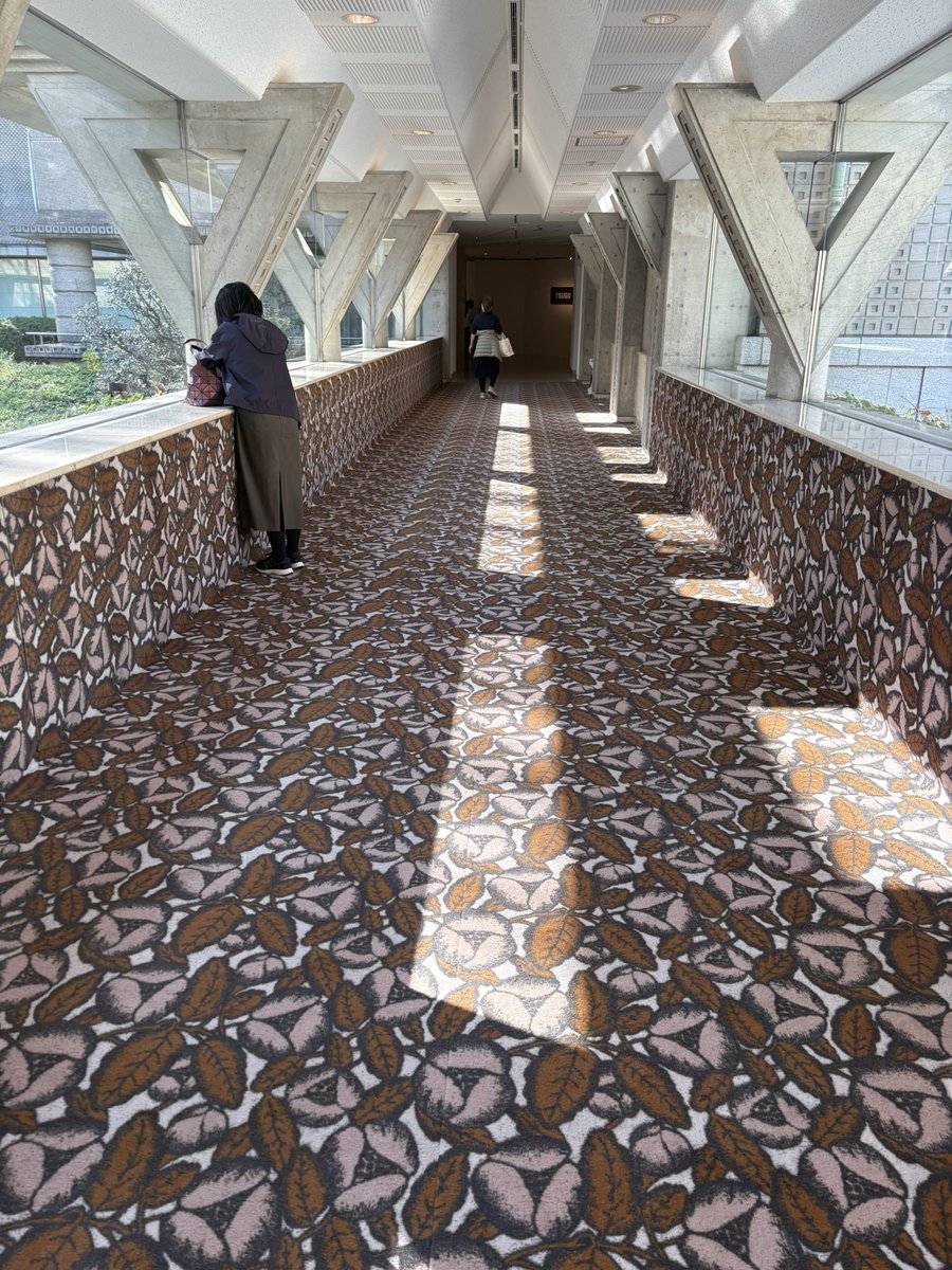 kokoko_53's tweet photo. 世田谷美術館の「つぐ ミナペルホネン展」とてもいい。100年続けることを目指し、社会とものづくりとの接点をどう考えるか？流行りから距離を置いて伝え続けたい世界へのメッセージはなんなのか？をタイトに考え続けたブランドの強さがある。美術館の至る所がミナ仕様。グッときた。 https://t.co/IiJ1fd6yDh