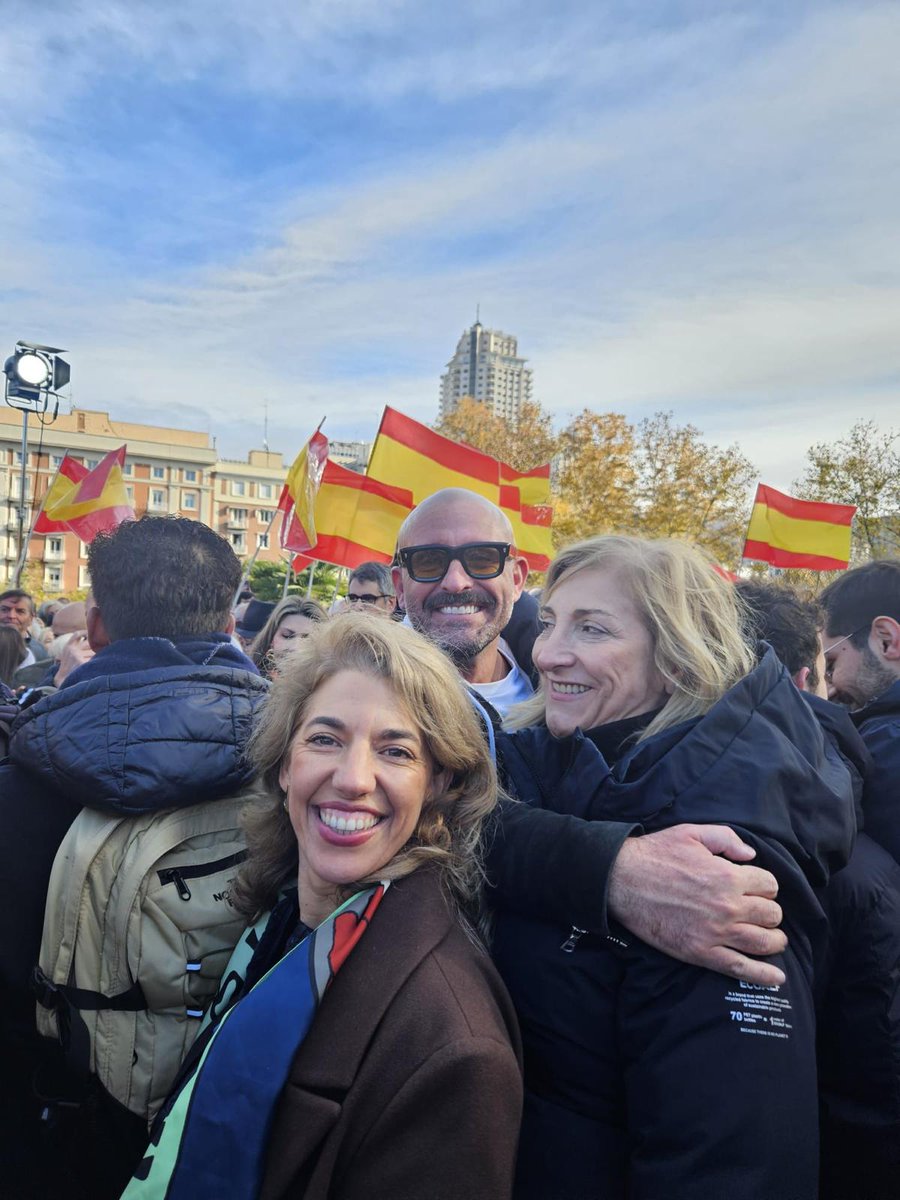 PPBrunete's tweet photo. No todo vale.
España está viviendo una situación insostenible y el PSOE debería convocar elecciones ya.
Defendiendo la #democracia
#Madrid #TemploDeDebod
#EleccionesYa
@MarNicolasR
@ppmadrid
@partidopopular https://t.co/6etNgMHHK9
