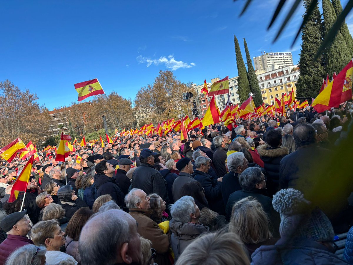 PPBrunete's tweet photo. No todo vale.
España está viviendo una situación insostenible y el PSOE debería convocar elecciones ya.
Defendiendo la #democracia
#Madrid #TemploDeDebod
#EleccionesYa
@MarNicolasR
@ppmadrid
@partidopopular https://t.co/6etNgMHHK9