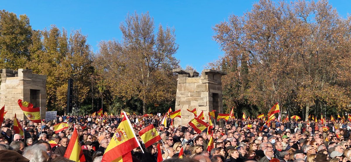 PPBrunete's tweet photo. No todo vale.
España está viviendo una situación insostenible y el PSOE debería convocar elecciones ya.
Defendiendo la #democracia
#Madrid #TemploDeDebod
#EleccionesYa
@MarNicolasR
@ppmadrid
@partidopopular https://t.co/6etNgMHHK9