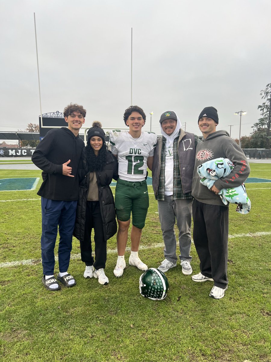 CoachJ_McLeod10's tweet image. We are all so proud of @McleodKalani what a great year. @DVCVikingsFB the TEAM made many historical firsts this year and is truly building a prominent program in pleasant valley. P.S. if you’re looking for a really thorough staff who will truly develop you! Look no further than