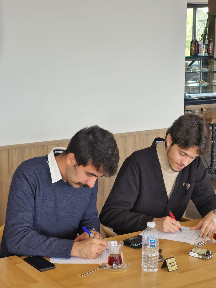 scpresmi's tweet photo. Sakarya’da 10 genç arkadaşımız, üyelik formlarını doldurarak parti saflarına katıldı! Rozetlerini Genel Başkanımız Gürkan Koç taktı. Kemalist devrimi tamamlayacak, devrimci cumhuriyeti kuracak kadrolarımız partimizin saflarına katılmaya devam ediyor. Sosyalist Cumhuriyet Partisi, tarihinden aldığı mirastan sapmadan halkımız için örgütleniyor. Mehmet Bedri Gültekin ve Kamil Dede’nin devrimci mirası her geçen gün büyüyor.