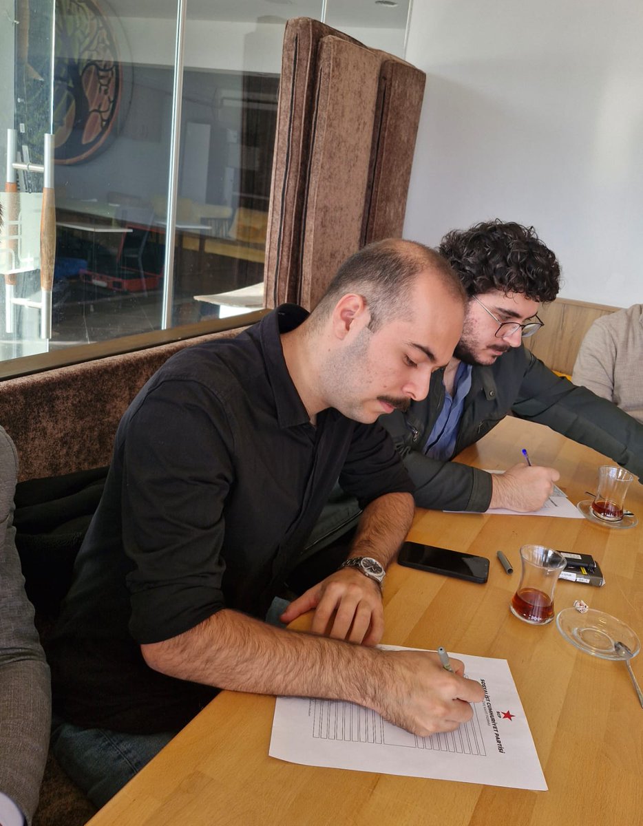 scpresmi's tweet photo. Sakarya’da 10 genç arkadaşımız, üyelik formlarını doldurarak parti saflarına katıldı! Rozetlerini Genel Başkanımız Gürkan Koç taktı. Kemalist devrimi tamamlayacak, devrimci cumhuriyeti kuracak kadrolarımız partimizin saflarına katılmaya devam ediyor. Sosyalist Cumhuriyet Partisi, tarihinden aldığı mirastan sapmadan halkımız için örgütleniyor. Mehmet Bedri Gültekin ve Kamil Dede’nin devrimci mirası her geçen gün büyüyor.