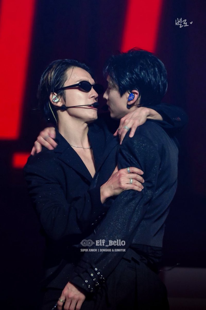 If Donghae didn't come up with the plot twist earlier Hyukjae would've risked it all and let the kiss happen for real. Look at his starving gaze damn....