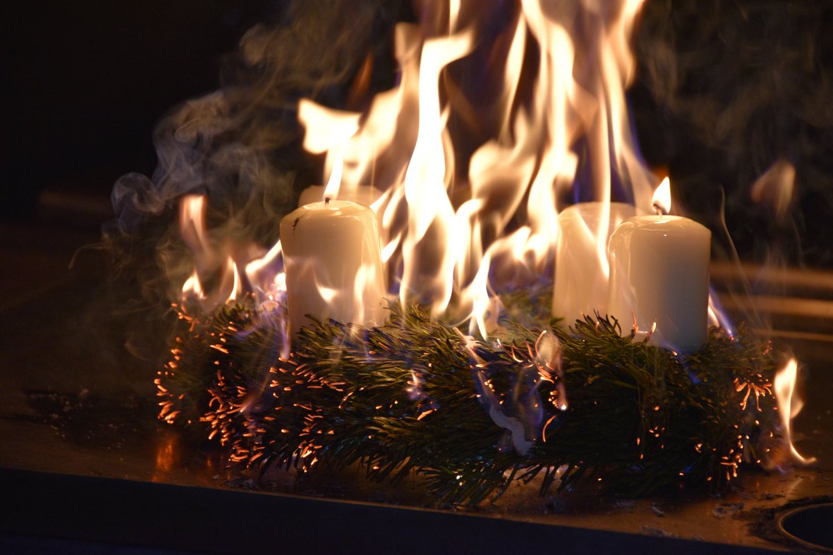 mehrwortwert's tweet photo. #Haiku zum 1. #Advent, wenns 1. #Lichtlein brennt und später die #Wohnung. https://t.co/F1WvaHlaF2 https://t.co/SXWhc3oFuC