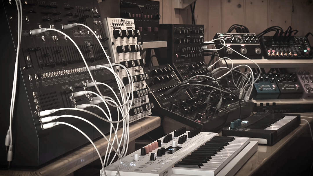 Ambient electronic Meditation  –  by RandomVoltage
Klaus Schulze inspired - Live Ambient Berlin school music

&gt; youtube.com/watch?v=0Jx7Zi…

#dawless #synthesizer #schill #relax #soundscape