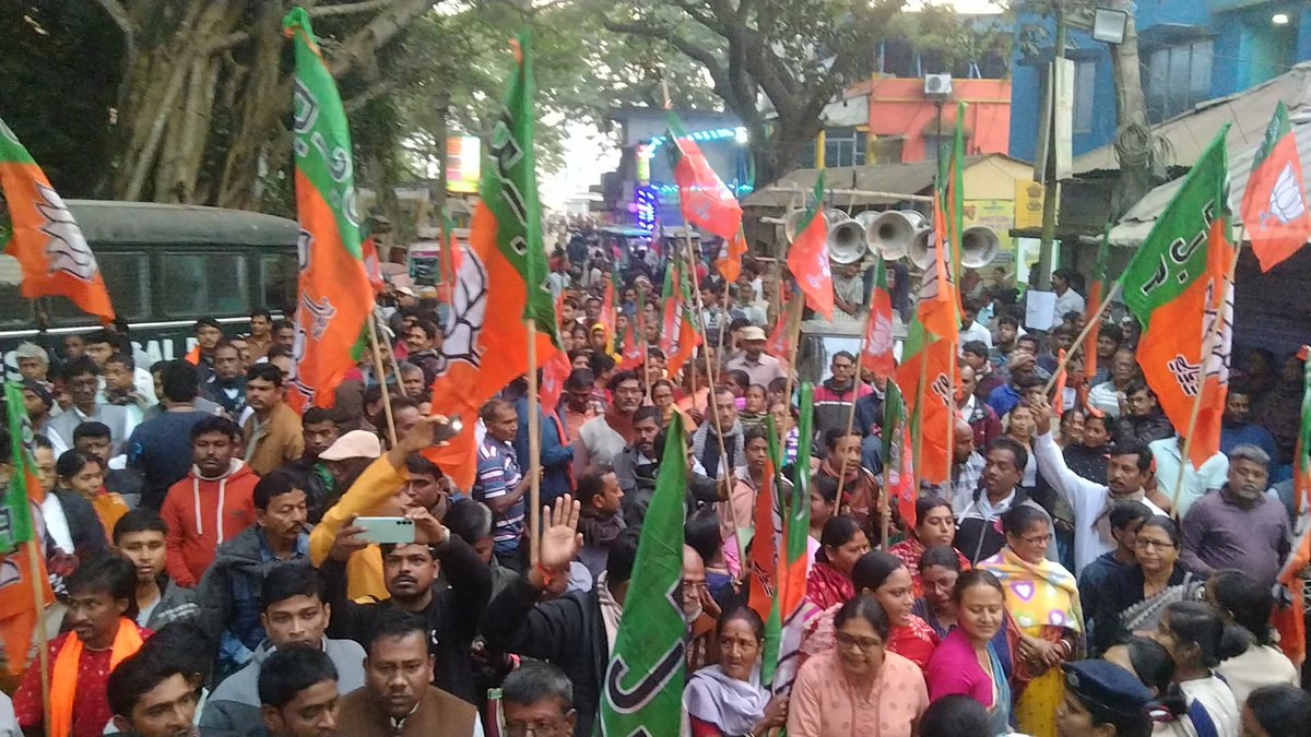 BJP4Shyampur's tweet photo. আজ হাওড়া জেলা গ্রামীণ ভারতীয় জনতা পার্টি ডাকে....

শ্যামপুর বিধানসভায় মন্দির ভাঙ্গা, টোটো চালকদের ওপর পুলিশি অত্যাচার এবং বিজেপি কর্মীদের মিথ্যা মামলায় ফাঁসানোর  প্রতিবাদে শ্যামপুর থানায় ডেপুটেশন দেওয়া হলো।।

উপস্থিত ছিলেন জেলা নেতৃত্বেসহ অন্যান্য কার্যকর্তা ও কর্মীবৃন্দগণ। https://t.co/VHFUnA2oTY