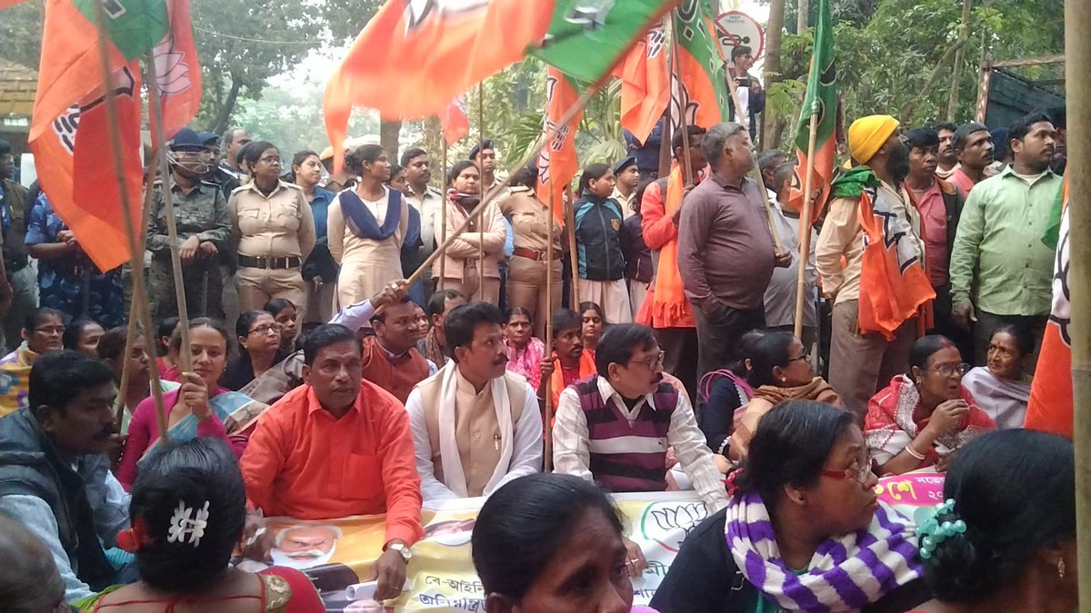 BJP4Shyampur's tweet photo. আজ হাওড়া জেলা গ্রামীণ ভারতীয় জনতা পার্টি ডাকে....

শ্যামপুর বিধানসভায় মন্দির ভাঙ্গা, টোটো চালকদের ওপর পুলিশি অত্যাচার এবং বিজেপি কর্মীদের মিথ্যা মামলায় ফাঁসানোর  প্রতিবাদে শ্যামপুর থানায় ডেপুটেশন দেওয়া হলো।।

উপস্থিত ছিলেন জেলা নেতৃত্বেসহ অন্যান্য কার্যকর্তা ও কর্মীবৃন্দগণ। https://t.co/VHFUnA2oTY