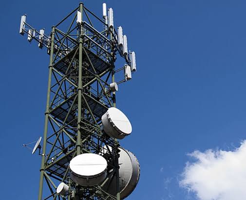 builtinx20's tweet photo. Kwa MNOs wote #Tanzania kuelekea #D9Tunatoka Ikitokea mmezima tena internet, katika mkakati wetu wa kufifisha nguvu yoyote ovu dhidi ya wananchi basi tutahakikisha miundombinu yote tegemezi tunaiharibu. BSCs na hata MSCs tunajua zilipo. Be warned! 
@VodacomTanzania @YasTanzania_ https://t.co/CEfQv1TmGS