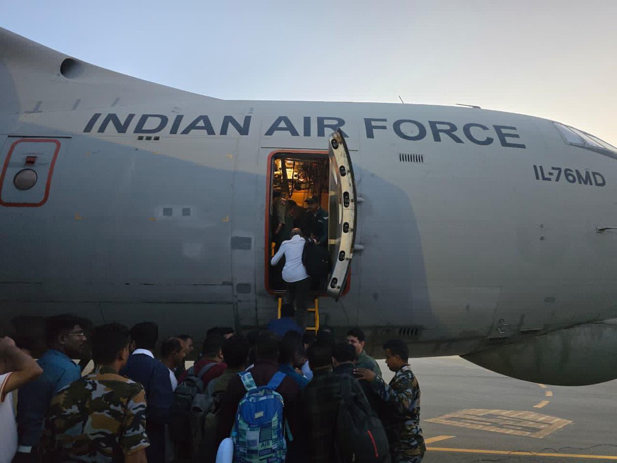 ShivAroor's tweet image. So proud looking at these picture. That’s an IAF Ilyushin-76 ‘big boy’ that’s been part of the evac of 400 (and counting) citizens of Sri Lanka’s Kotmale region that’s been ravaged by landslides. Multiple aircraft &amp;amp; helicopters on duty.