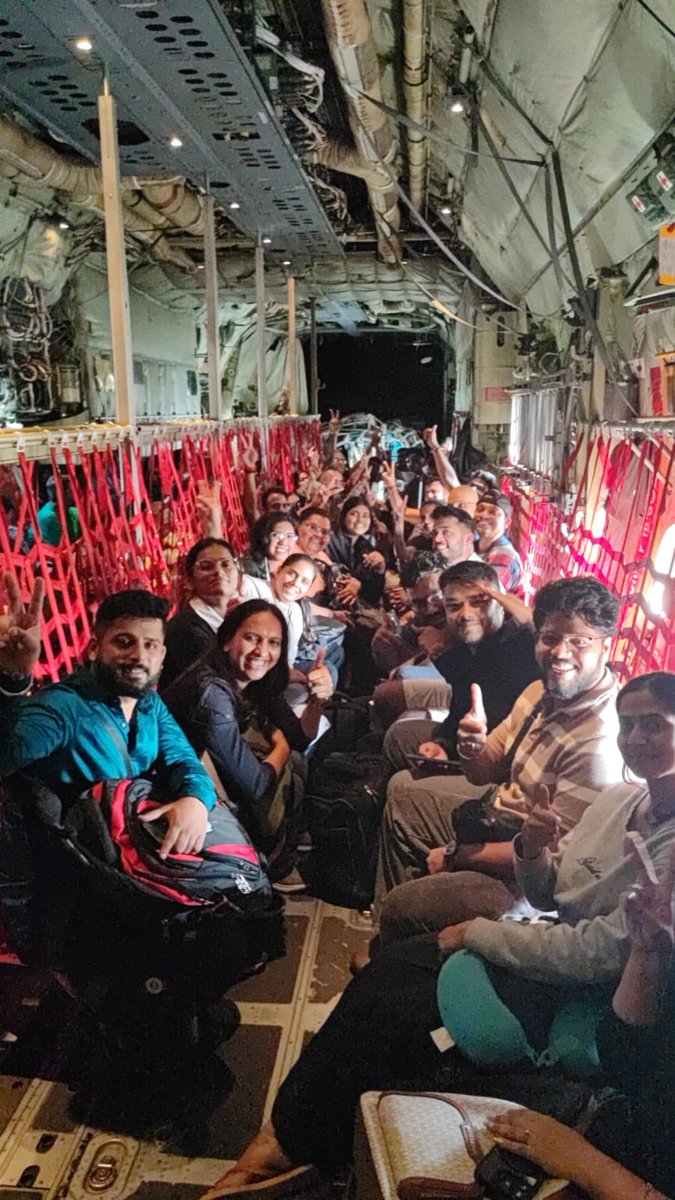 ShivAroor's tweet image. So proud looking at these picture. That’s an IAF Ilyushin-76 ‘big boy’ that’s been part of the evac of 400 (and counting) citizens of Sri Lanka’s Kotmale region that’s been ravaged by landslides. Multiple aircraft &amp;amp; helicopters on duty.