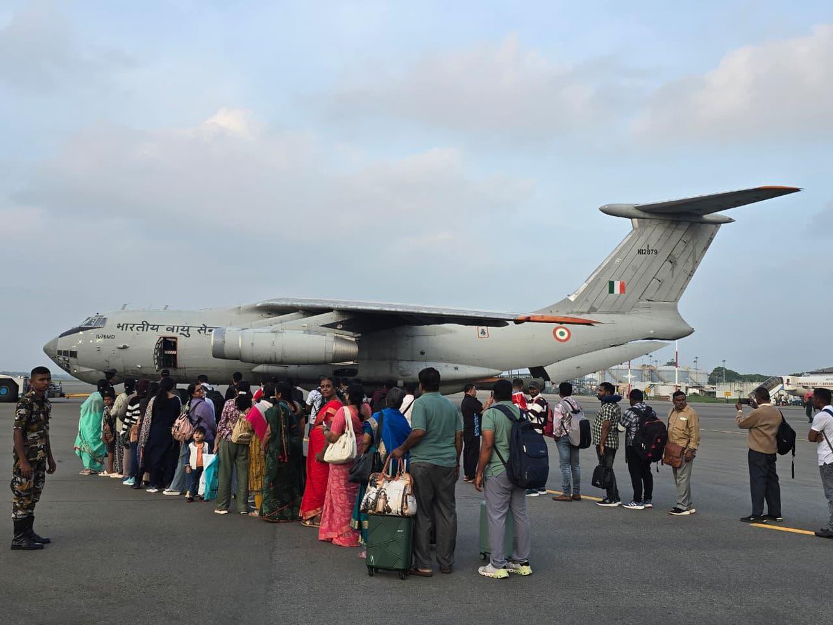 ShivAroor's tweet image. So proud looking at these picture. That’s an IAF Ilyushin-76 ‘big boy’ that’s been part of the evac of 400 (and counting) citizens of Sri Lanka’s Kotmale region that’s been ravaged by landslides. Multiple aircraft &amp;amp; helicopters on duty.