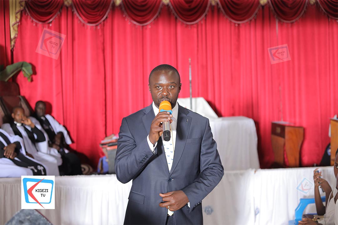 KigeziTv's tweet photo. While at the thanksgiving service for Kampala-based businessman Ivan Byarugaba at Buranga COU, Ndorwa West NRM flag bearer Eliab Naturinda Mporera vowed to work closely with all NRM flag bearers and the church, saying the two institutions are critical partners in fostering dev't. https://t.co/uHrqILM8vF