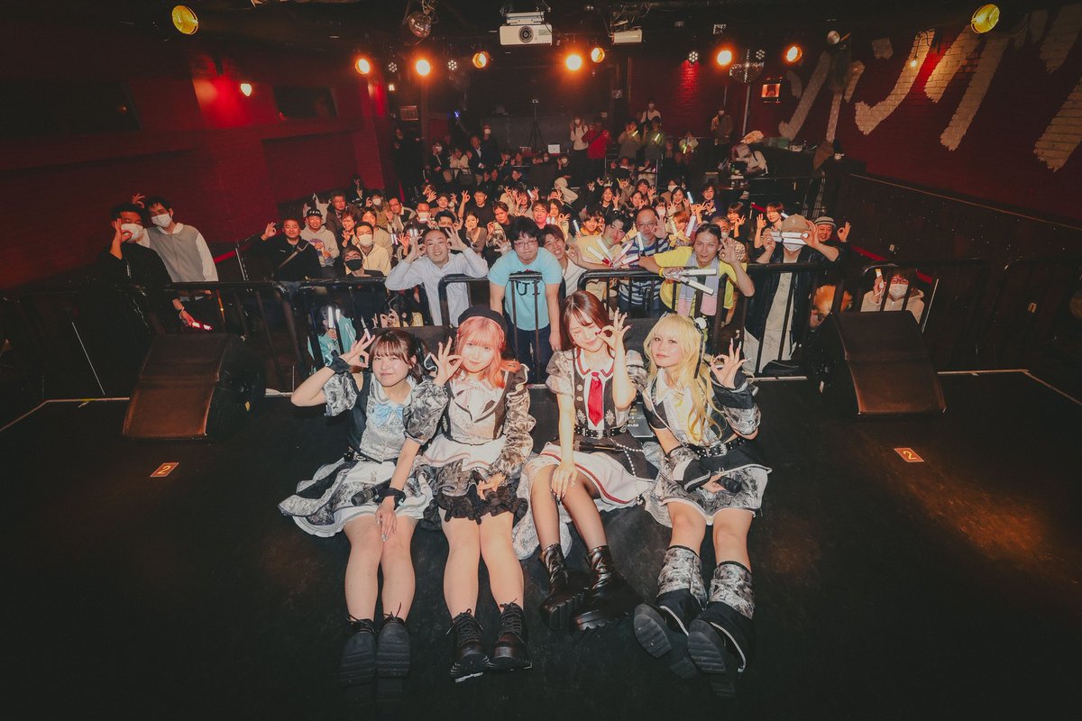 neOen_1123's tweet photo. ／

neOen 3rd Anniversary
「キミノコエ」
@ 下北沢Shangri-La

ご来場ありがとうございました🤍🫧
＼

キミのコエが会場に溢れている
最っ高の空間でした‼️

これからも奇跡の瞬間を
共にしていけますように🫧

私たちneOenは世界一幸せ💛❤️🩷🩵

サブスクはこちらから🎧𓂃𓈒𓏸︎︎︎︎
https://t.co/GhdCfdwcNo

MVはこちらから📺𓈒𓏸𓐍
https://t.co/jZygs8hfxq