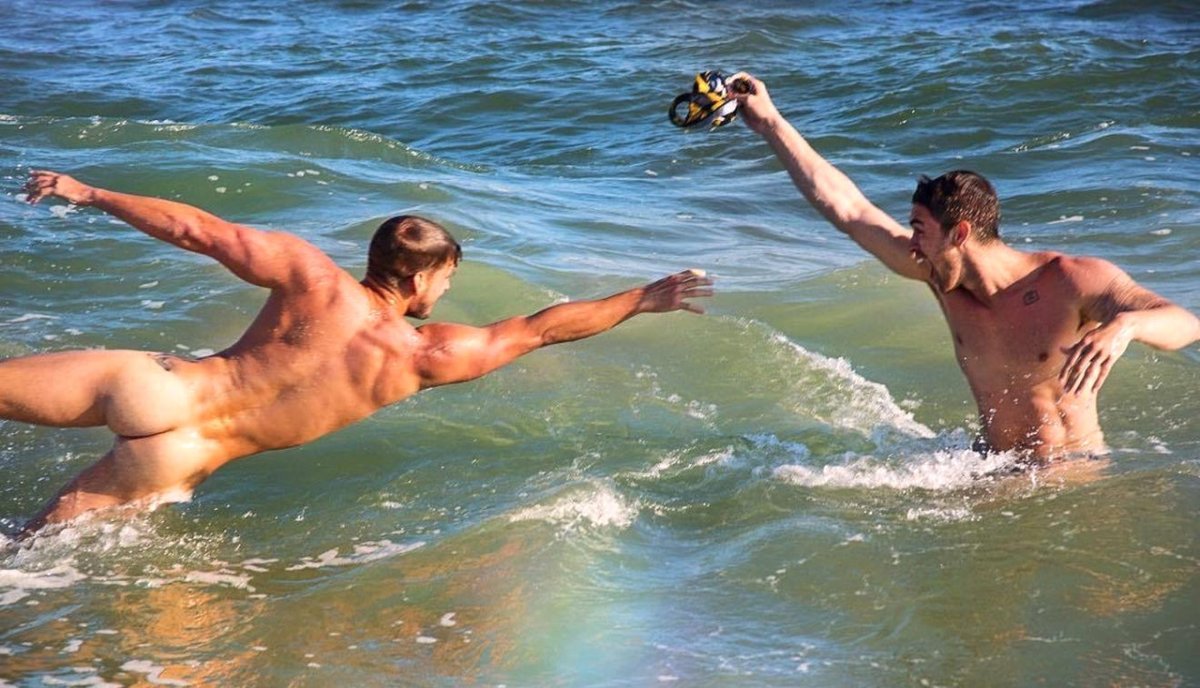 EmbarrassedMen1's tweet photo. “Got your pants!” 😃

#SkinnyDipping #NakedSwim #ExposedFriend #StolenPants

Photo Cred 📸: @TheMaxisms https://t.co/NBEPygidWG