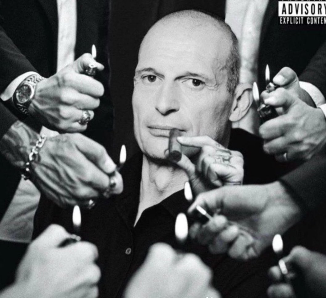 - سؤال:
- هل يوجد فريق آخر في إيطاليا أو العالم يخوض الدوري بلا مهاجم مثل #ميلان ؟!