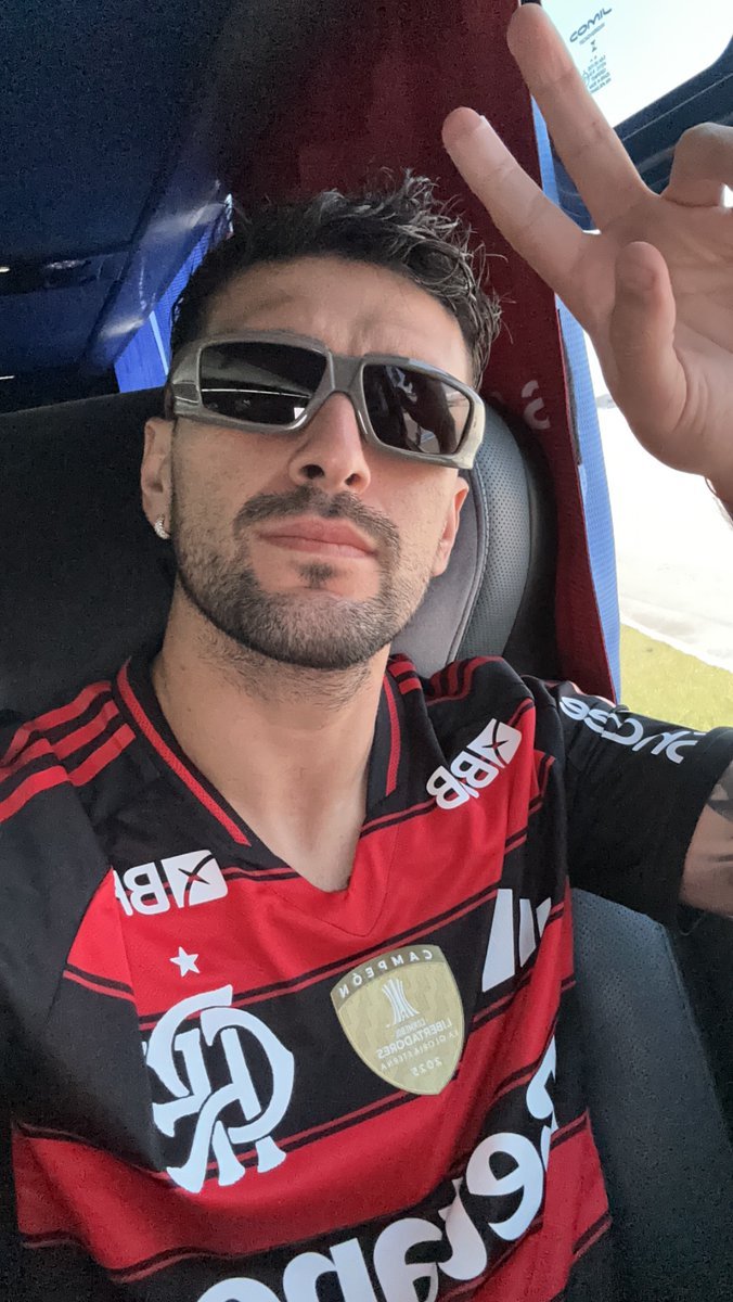 venecasagrande's tweet photo. Arrascaeta postou foto de dentro do ônibus. A caminho da festa da comemoração do Tetra da Libertadores do Flamengo. Carnaval rubro-negro no Rio de Janeiro. https://t.co/dFaG5u7HpE