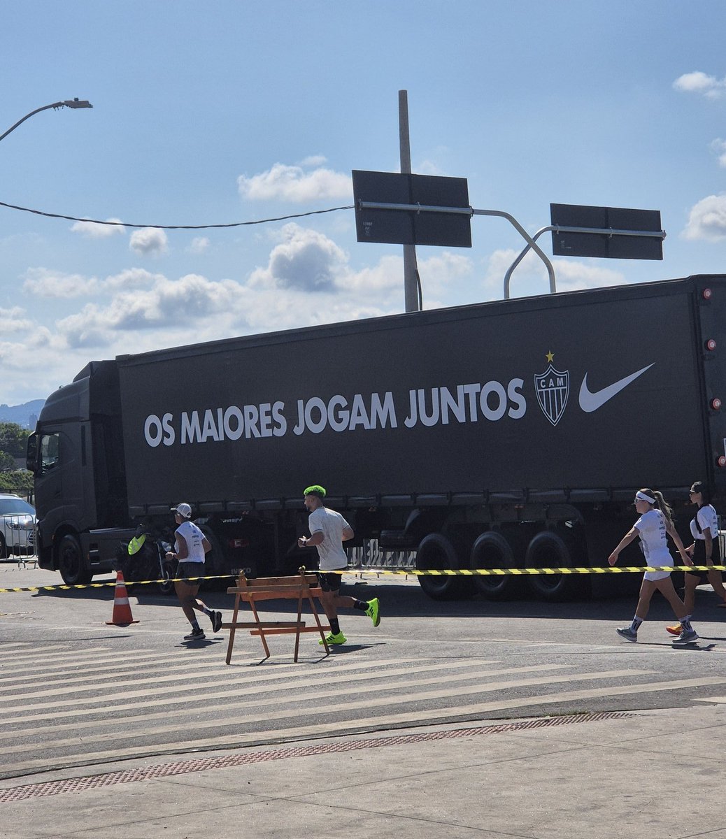 🐔 Veio aí: Atlético MG x  Nike.

Quando a adidas cravou “Maior de Minas”, o clássico saiu da arquibancada direto pro feed. A torcida do Cruzeiro sentiu, a rivalidade acendeu.

Agora, a Nike voltou na polêmica e respondeu: “Os maiores jogam juntos.” O maior de Minas ao lado da