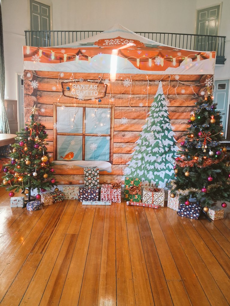 PontefractCivic's tweet image. Today, @PaulCartwright, Phil Cook &amp;amp; Ian Wood on duty supporting Castleford &amp;amp; Pontefract District Lions Santa&apos;s Grotto Pontefract Town Hall till 6pm, just £5, meet Santa, get present &amp;amp; support Lions funds helping those less fortunate.
Merry Christmas 🎅 #pontefract  #lightup