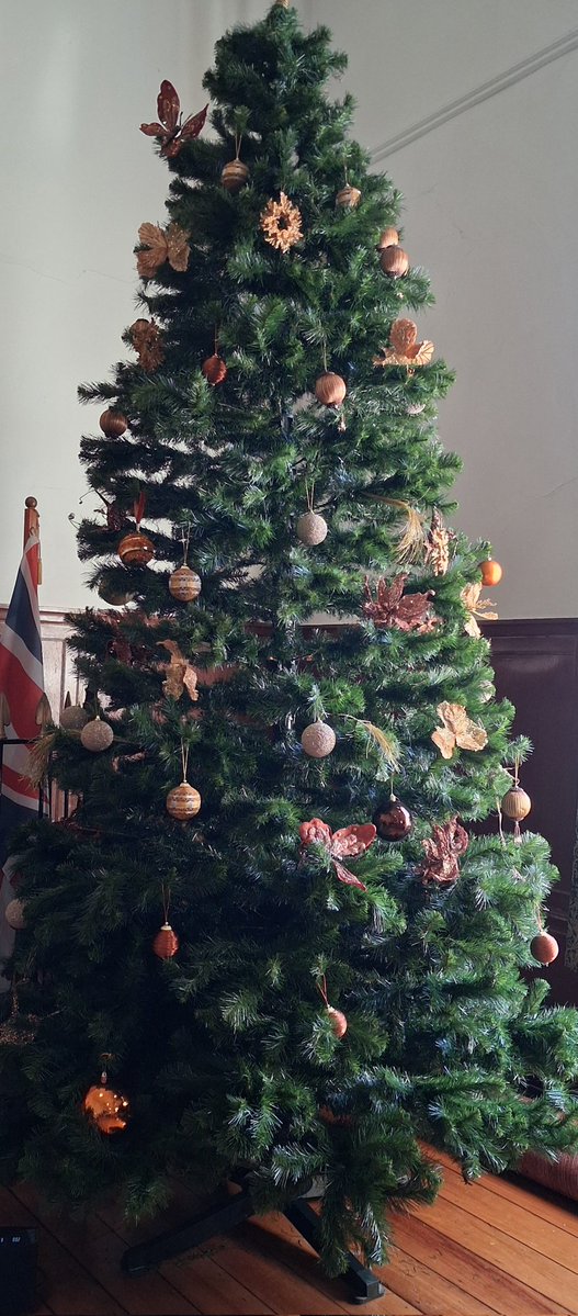 PontefractCivic's tweet image. Today, @PaulCartwright, Phil Cook &amp;amp; Ian Wood on duty supporting Castleford &amp;amp; Pontefract District Lions Santa&apos;s Grotto Pontefract Town Hall till 6pm, just £5, meet Santa, get present &amp;amp; support Lions funds helping those less fortunate.
Merry Christmas 🎅 #pontefract  #lightup