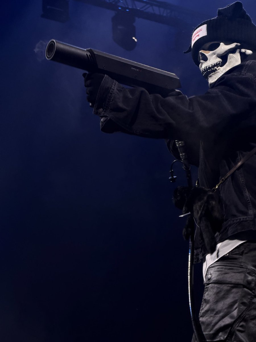 AnnicKillian's tweet photo. Concert de ma vie, 
Merci @vald_ld , @vladcauchemar, todiefor et @SuikonBlazAD je vous aime ! 
(Vladimir si tu veux m’envoyer ton bonnet d’hier je suis preneur en DM)

Photo by : @Knokyes https://t.co/QjCSVHfZVF