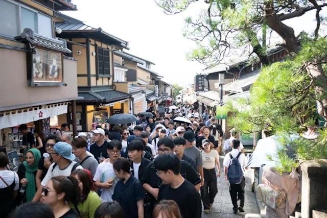 Yaita_Akio's tweet photo. 日本的《週刊鑽石》最近刊出了一篇旅居中國的日本媒體人ふるまいよしこ撰寫的文章，內容從高市首相的「台灣有事論」談起，卻意外揭開了中國政府這次「經濟報復」的虛實。表面上，中國官方宣布「日本��遊 54 萬張���票取消」，引發了日本社會一陣驚呼。但文章一步步拆解後，呈現出完全不同的面貌。與其說是懲罰日本，不如說是中國政府在懲罰中國自己的企業和人民。

首先，這種大動作的負面反應並不新鮮。文章提醒讀者，2012 年釣魚台國有化時，中國也曾祭出旅遊禁令；2023 年福島處理水排放後，又全面封殺日本海鮮。這一次，不過是表明強硬的舊劇本再次上演。

再來看最觸目驚心的「54 萬張機票取消」。作者指出，這個數字其實是由中國「政府指示」的結果。中國的大型航空公司與旅行社大多為國有企業，政府一句話，所有預訂日本團體旅遊的機票就全數被無償取消。這些損失由誰吸收？不是日本，而是中國國企與被迫退團的中國旅客。

更重要的是，54 萬張機票看似驚人，但換算成旅客約 27 萬人。若與日本觀光局公布的最新數據相比，今年 1 月到 10 月，中國訪日客高達 820 萬人，平均每月 82 萬人來日，那麼，這 27 萬的旅客根本無法構成全面衝擊。況且最近日本的外國遊客增加，各大景點都有超負荷的跡象，減少27萬人，正好可以趁機喘一口氣。

文章還揭露了一個耐人尋味的細節。許多遭取消的，是中國旅客最常見的 「6 天5夜2000 元人民幣」的超低價團。這種團住宿在郊區廉價旅館、餐食統一中式、行程大多「車窗觀光」，購物點都是中國人自營的免稅店。換言之，人到了日本，但錢基本沒有留在日本。這樣的旅遊模式，恐怕很難稱得上「��興日本經濟」。

文章的後半更點出中國社會的變化。經過疫情、清零與經濟下行，不少中國人已不再完全相信政府，也不再願意被官方「勸阻」。擁有數次簽證者仍能照常來日，而日本與香港的航空公司也照樣售票。這意味著，中國政府的「旅遊禁令」效果其實有限。

圖：網路。日本的觀光景點，滿滿的外國遊客。