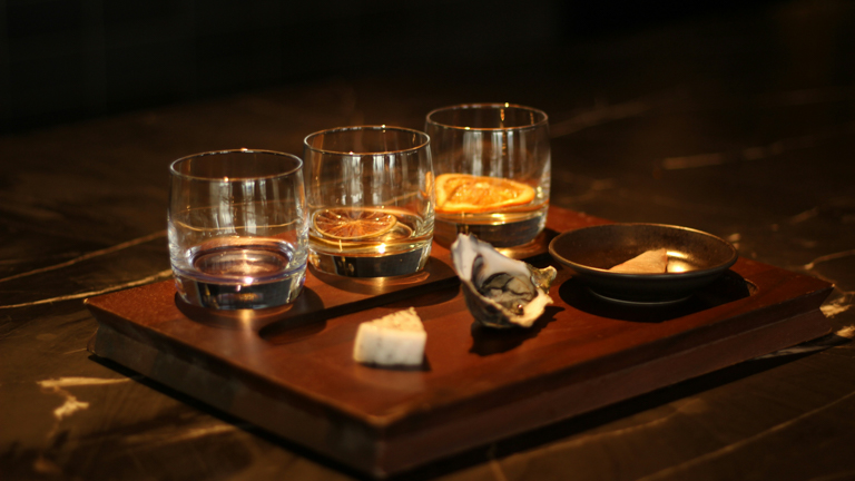 sisbehaving's tweet image. 🗝️Discover the chic &amp;amp; vibrant hidden bar scene in Paris with our newest blog post -
🍸The Paris Speakeasy Guide

This one was a lot of fun to &quot;research&quot;!

sisbehaving.com/paris-speakeas…