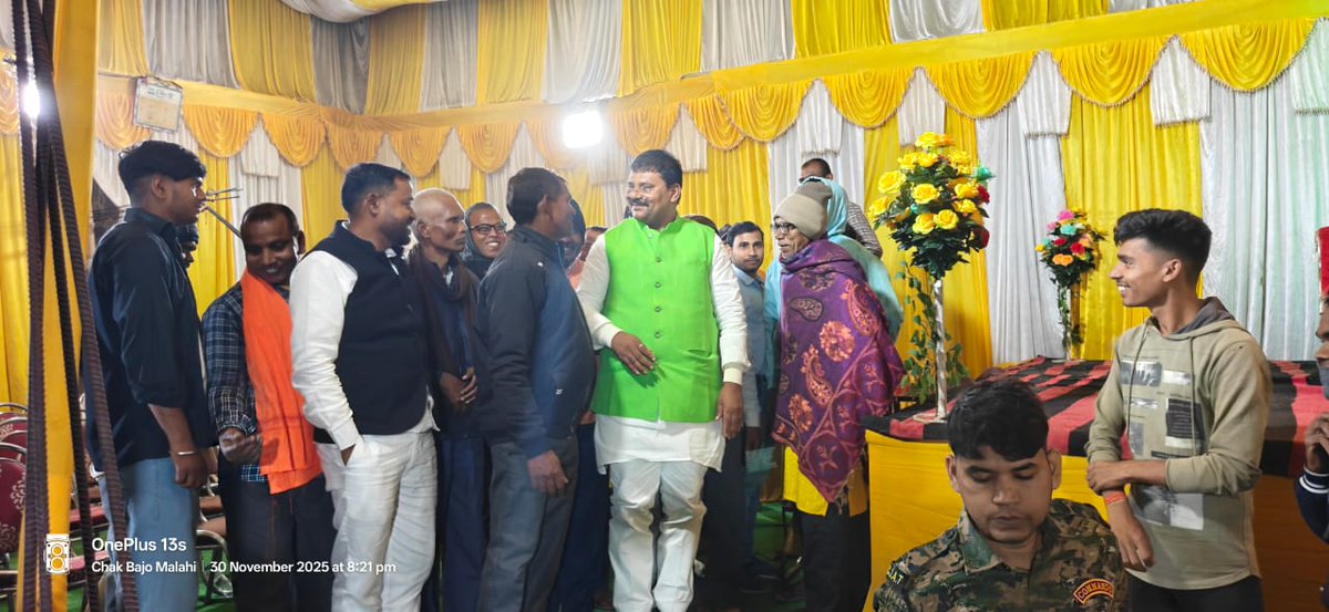 JDUUmeshSingh's tweet image. महनार विधानसभा क्षेत्र अंतर्गत जंदाहा प्रखंड के चकबाजो गाँव में श्री बच्चु रजक जी की पुत्री के शुभ विवाह समारोह में सम्मिलित होकर नवविवाहित जोड़ी एवं समस्त परिजनों को मंगलमय वैवाहिक जीवन की हार्दिक शुभकामनाएँ प्रेषित कीं।