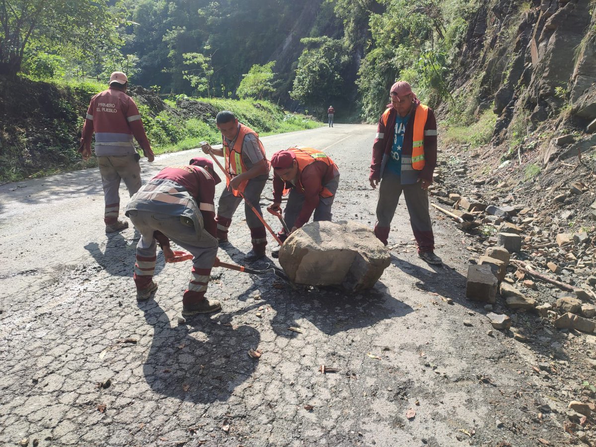 juliomenchaca_'s tweet image. En Huejutla de Reyes y Tlanchinol continuamos con los trabajos de retiro de árboles caídos y escombros en los tramos Jaltocan–Coacuilco y Orizatlán–Coacuilco–San José–Pachuca–Tempoal, para restablecer la comunicación entre localidades y apoyar a las familias afectadas.…