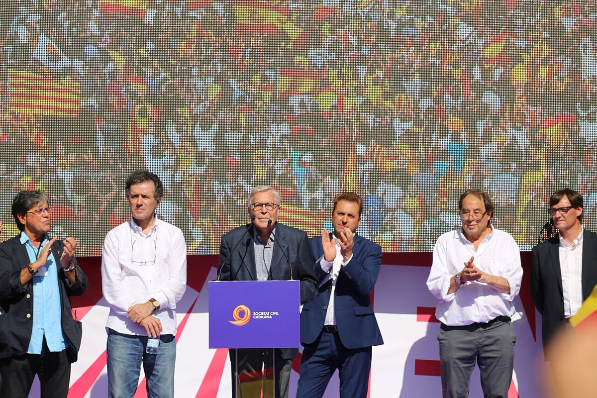 <a href="/Josepablo_ls/">José Pablo López</a> <a href="/laurapaviatv/">Laura Pavía</a> 8 d'octubre de 2017. Barcelona, manifestació convocada per Societat Civil Catalana amb l'adhesió de PP, Ciutadans, PSC, PxC, Som Identitaris, Vox, Nosotros, Alternativa Española, Democracia Nacional, La Falange i Falange Auténtica. 
youtube.com/watch?v=7sEKuT…