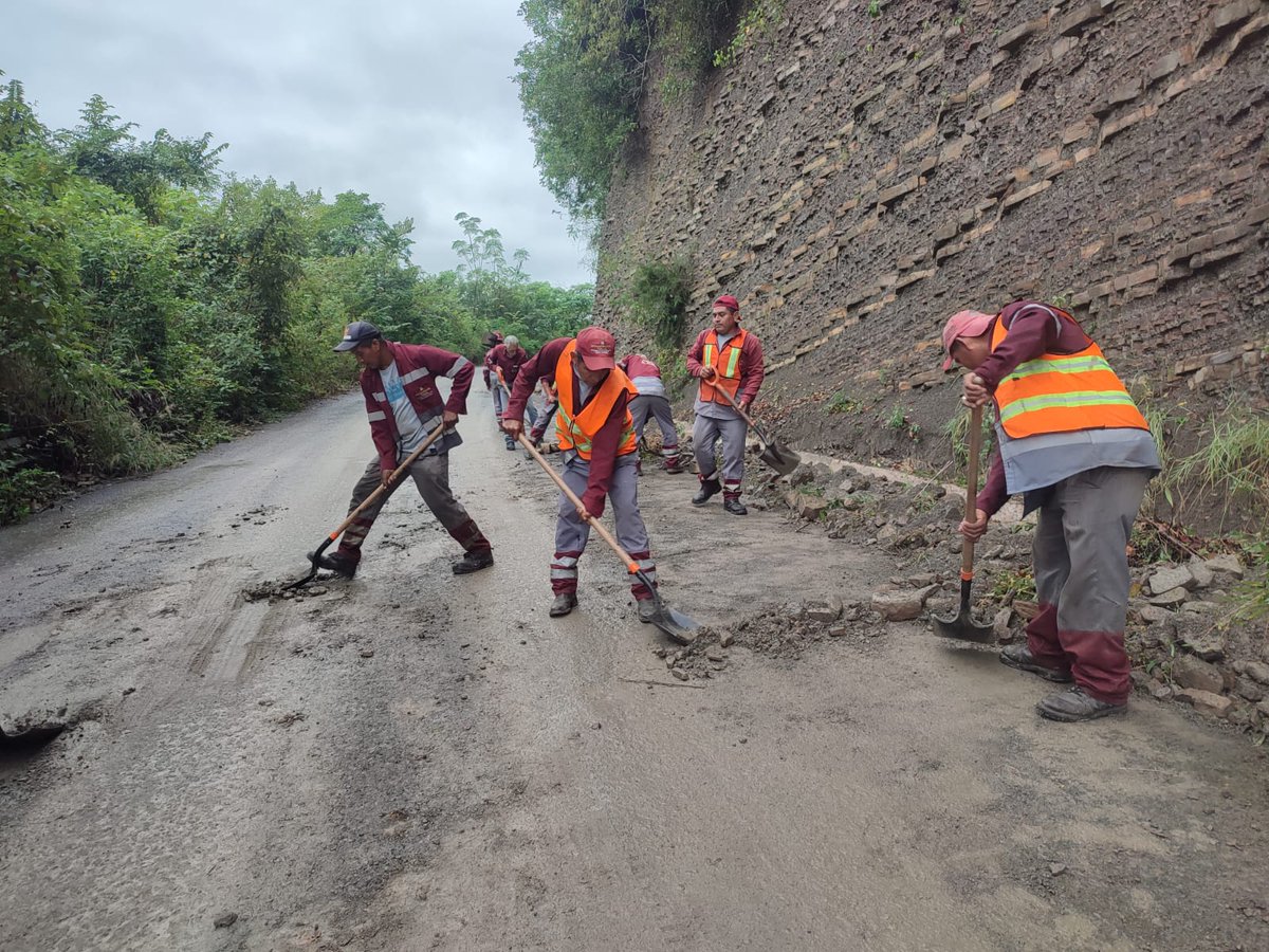 juliomenchaca_'s tweet image. En Huejutla de Reyes y Tlanchinol continuamos con los trabajos de retiro de árboles caídos y escombros en los tramos Jaltocan–Coacuilco y Orizatlán–Coacuilco–San José–Pachuca–Tempoal, para restablecer la comunicación entre localidades y apoyar a las familias afectadas.…