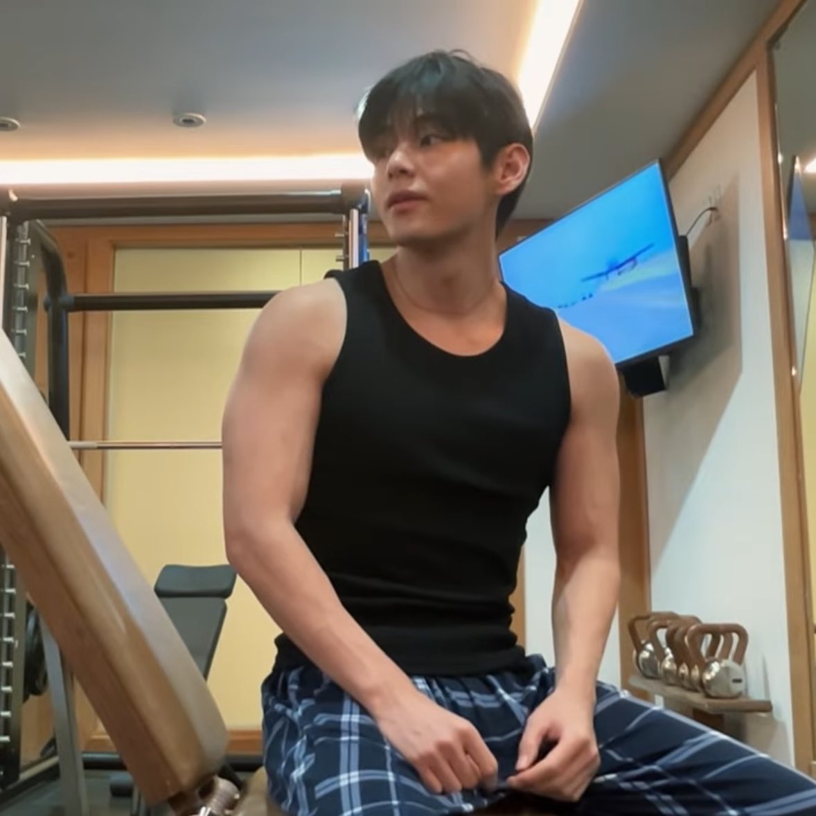 as vezes um coreano capricorniano musculoso de 1,80 é janta sim