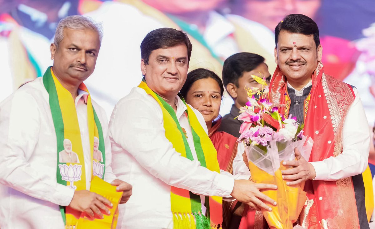 dbmahadik's tweet photo. महाराष्ट्र राज्याचे कार्यकुशल मुख्यमंत्री मा. देवेंद्र फडणवीस साहेब हे आजरा, गडहिंग्लज, चंदगड नगरपालिकेच्या प्रचारार्थ आले होते. याप्रसंगी चंदगड येथे त्यांचे स्वागत केले.
#doura #welcome #prachar #election2025 #kolhapur
@Dev_Fadnavis https://t.co/mn1yqcOFQi