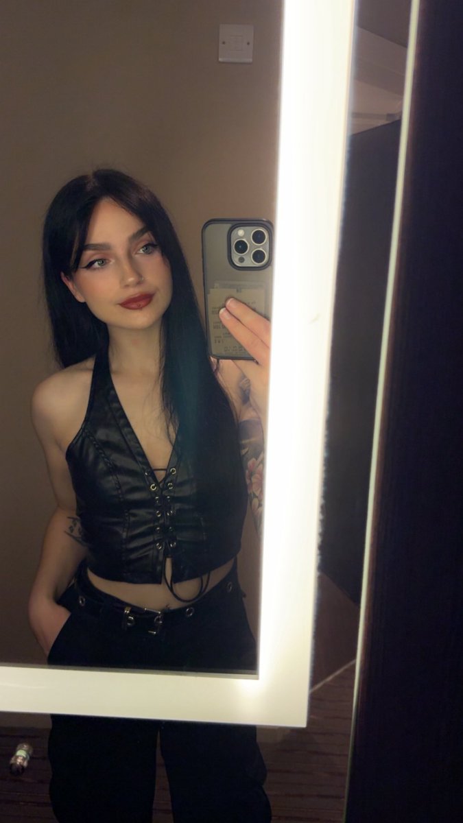 molly🦇🖤 tweet media