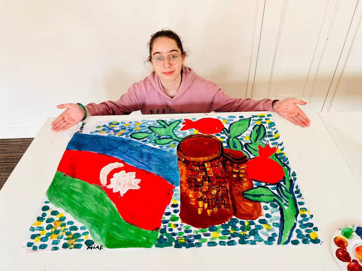 AzAmbassadeFr's tweet photo. 📚 L’École du Dimanche “Natavan”, œuvrant au sein du Centre Culturel de l’Ambassade d’#Azerbaïdjan à #Paris, organisée par l’association @FrAzDialogue, poursuit avec enthousiasme sa mission de promotion de la langue, de la culture et des traditions azerbaïdjanaises.

Chaque semaine, nos enfants et nos jeunes qui y participent découvrent, dans une atmosphère chaleureuse et bienveillante, les richesses du patrimoine national : littérature, musique, histoire, arts, valeurs et coutumes.

Grâce à l’engagement des enseignants, de l’association @FrAzDialogue , cette école devient un véritable pont entre l’Azerbaïdjan et la diaspora, permettant aux nouvelles générations de rester attachées à leurs racines tout en s’épanouissant dans un environnement multiculturel.

Un magnifique exemple de préservation de l’identité culturelle et de transmission intergénérationnelle 🇦🇿.