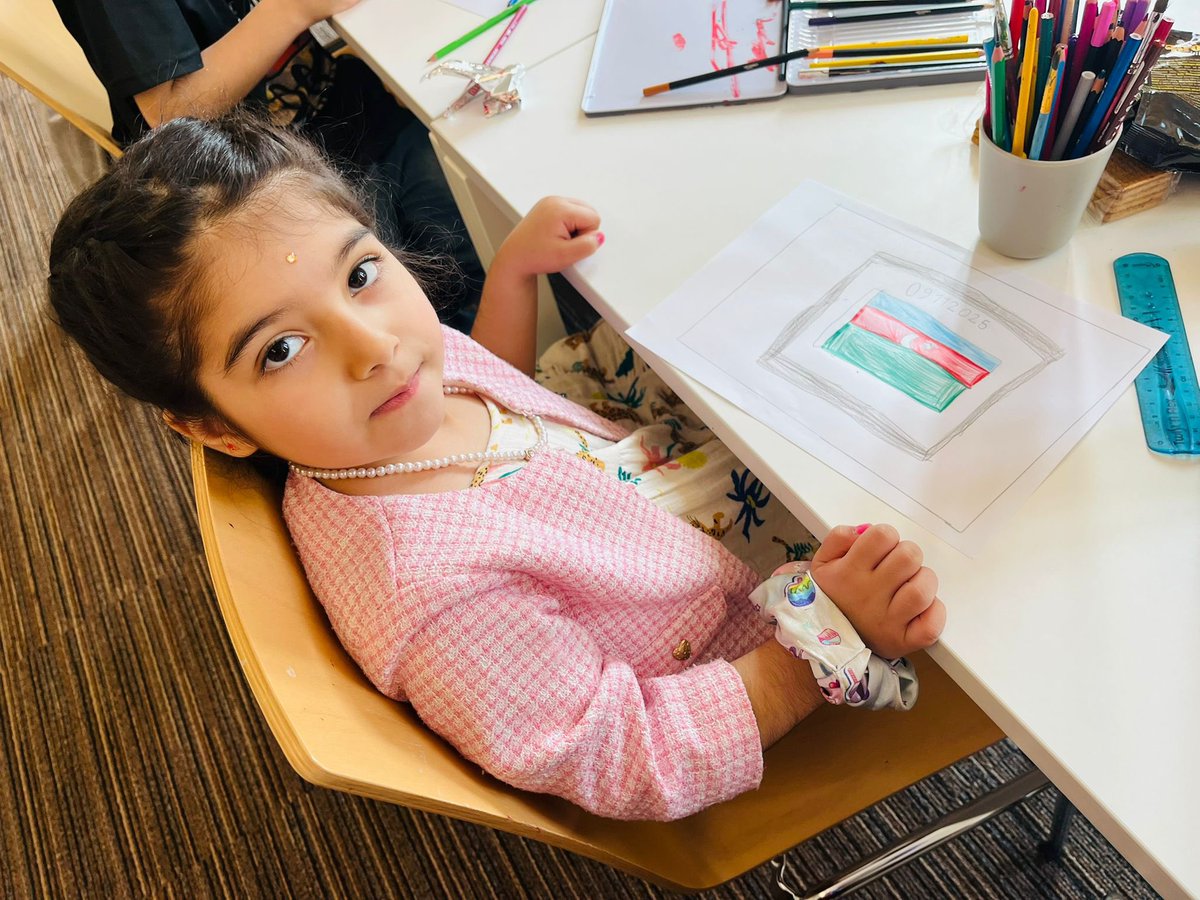 AzAmbassadeFr's tweet photo. 📚 L’École du Dimanche “Natavan”, œuvrant au sein du Centre Culturel de l’Ambassade d’#Azerbaïdjan à #Paris, organisée par l’association @FrAzDialogue, poursuit avec enthousiasme sa mission de promotion de la langue, de la culture et des traditions azerbaïdjanaises.

Chaque semaine, nos enfants et nos jeunes qui y participent découvrent, dans une atmosphère chaleureuse et bienveillante, les richesses du patrimoine national : littérature, musique, histoire, arts, valeurs et coutumes.

Grâce à l’engagement des enseignants, de l’association @FrAzDialogue , cette école devient un véritable pont entre l’Azerbaïdjan et la diaspora, permettant aux nouvelles générations de rester attachées à leurs racines tout en s’épanouissant dans un environnement multiculturel.

Un magnifique exemple de préservation de l’identité culturelle et de transmission intergénérationnelle 🇦🇿.