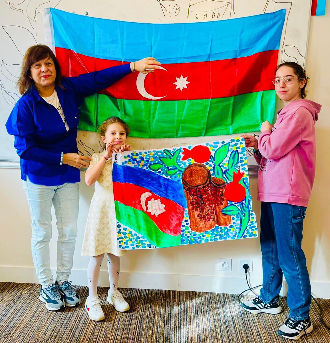 AzAmbassadeFr's tweet photo. 📚 L’École du Dimanche “Natavan”, œuvrant au sein du Centre Culturel de l’Ambassade d’#Azerbaïdjan à #Paris, organisée par l’association @FrAzDialogue, poursuit avec enthousiasme sa mission de promotion de la langue, de la culture et des traditions azerbaïdjanaises.

Chaque semaine, nos enfants et nos jeunes qui y participent découvrent, dans une atmosphère chaleureuse et bienveillante, les richesses du patrimoine national : littérature, musique, histoire, arts, valeurs et coutumes.

Grâce à l’engagement des enseignants, de l’association @FrAzDialogue , cette école devient un véritable pont entre l’Azerbaïdjan et la diaspora, permettant aux nouvelles générations de rester attachées à leurs racines tout en s’épanouissant dans un environnement multiculturel.

Un magnifique exemple de préservation de l’identité culturelle et de transmission intergénérationnelle 🇦🇿.