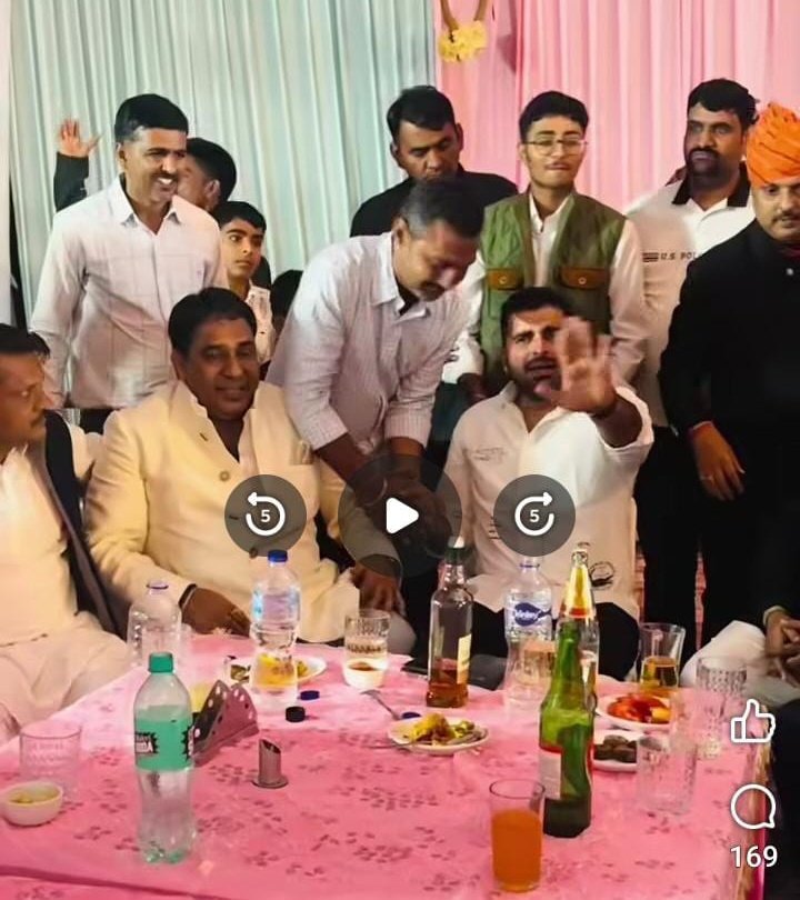 कुछ जातिवादी गैंग सुबह से ही इस फोटो पर 
दों पैसों का ज्ञान दें रहे हैं
यह देखो रविन्द्र सिंह दारु वाली टेबल पर बैठे हैं 

उन लोगों कों कहना चाहता हूं मैं दारु नहीं पीता है 
लेकिन कोई भी शादी समारोह आयोजित होता है  
दोस्तों के साथ टेबल पर बैठा रहता हूं 

इसका मतलब यह नहीं होता है