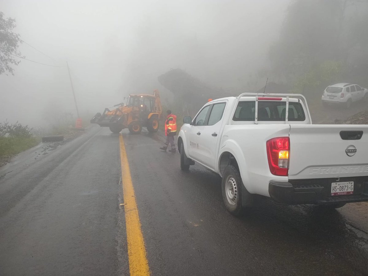 juliomenchaca_'s tweet image. A través de la @SIPDUS, retiramos derrumbe que bloqueaba un carril en la carretera Pachuca-Huejutla a la altura de Molango, permitiendo el paso de vehículos en ambas direcciones.

#HidalgoUnido
#PrimeroElPueblo