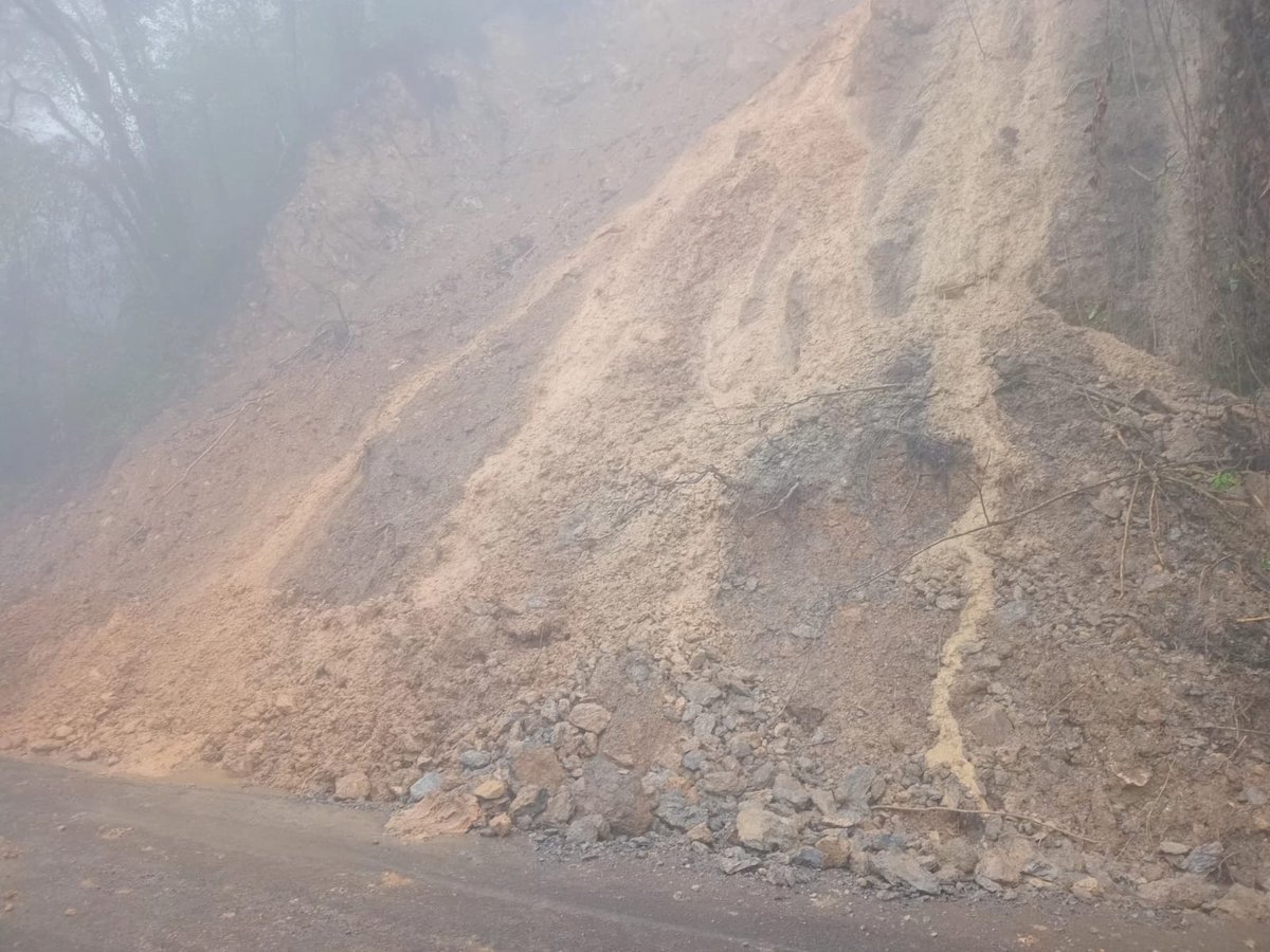 juliomenchaca_'s tweet image. A través de la @SIPDUS, retiramos derrumbe que bloqueaba un carril en la carretera Pachuca-Huejutla a la altura de Molango, permitiendo el paso de vehículos en ambas direcciones.

#HidalgoUnido
#PrimeroElPueblo