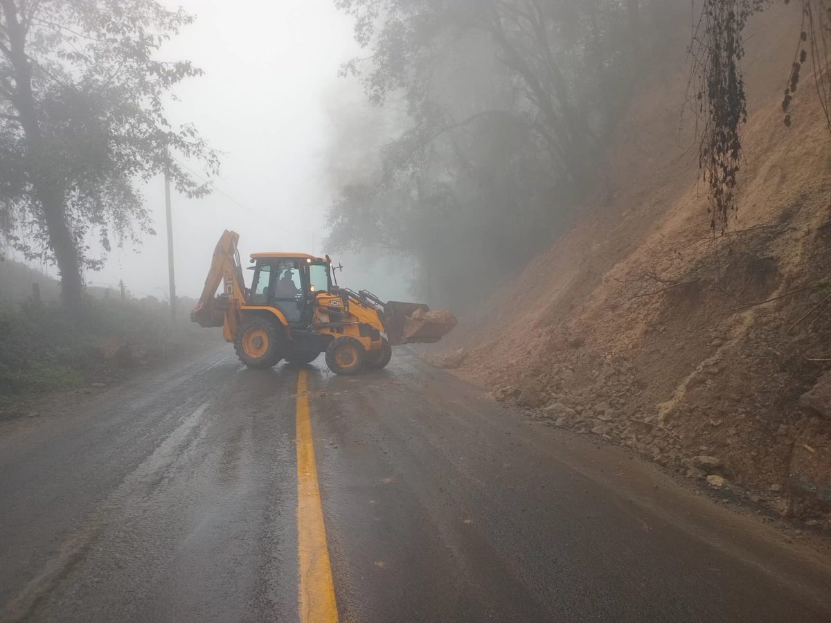juliomenchaca_'s tweet image. A través de la @SIPDUS, retiramos derrumbe que bloqueaba un carril en la carretera Pachuca-Huejutla a la altura de Molango, permitiendo el paso de vehículos en ambas direcciones.

#HidalgoUnido
#PrimeroElPueblo