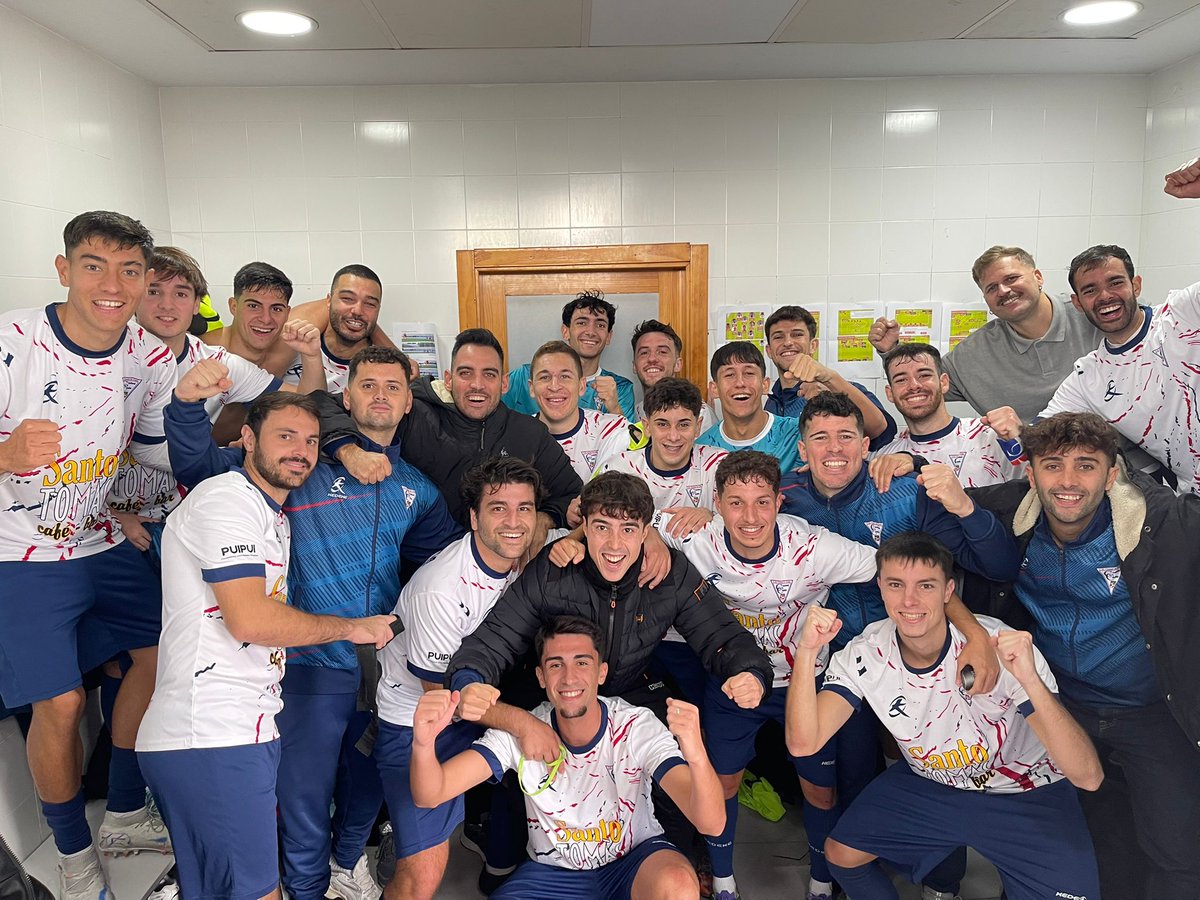 vallejobotaro's tweet photo. Cinco victorias y cinco porterías a cero de forma consecutiva. El objetivo es la permanencia, pero soñar es gratis. A seguir así Ciudad de Cádiz!! https://t.co/bcdVsgPAB4