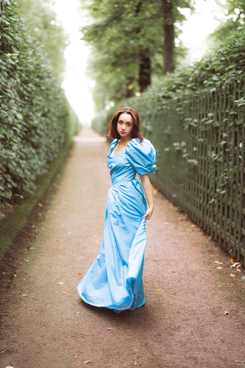 Альбина гипнотизирует своим магическим взглядом.
Очень рада, что платья из моей небольшой винтажной коллекции, не зря были найдены.