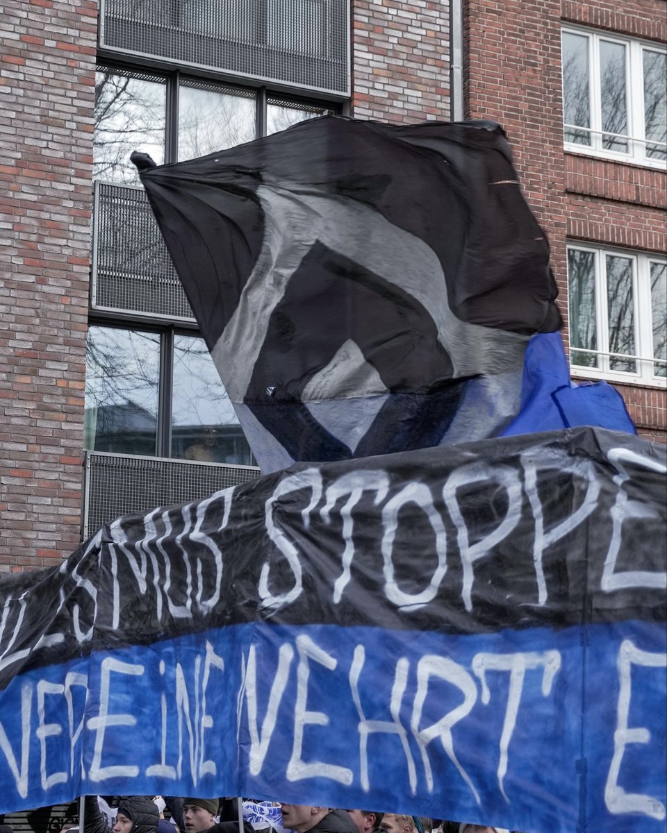 Für den Erhalt der Fankultur! 

Impressionen der heutigen Demo für eine lebendige Fankultur. Danke an alle, die dabei waren! 

#nurderHSV

📸 Philipp Heister