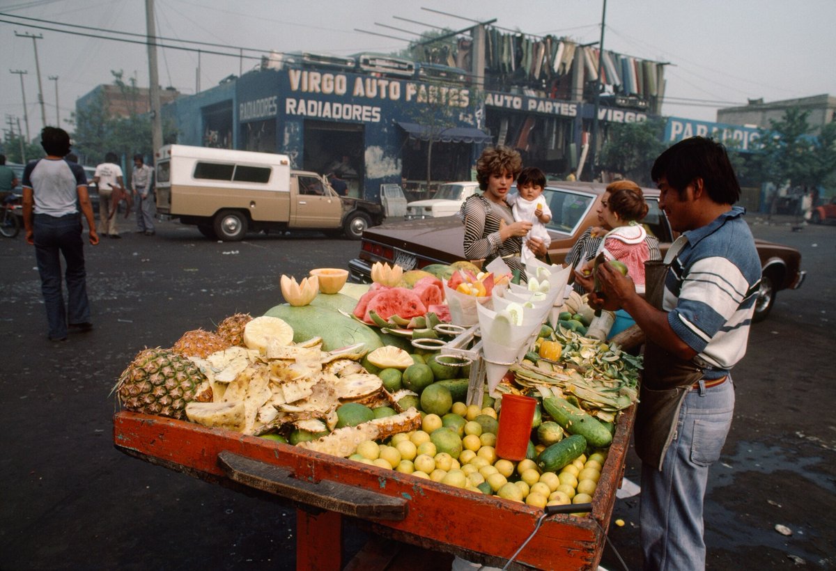 eyeonaxis_'s tweet image. Fruit seller, Ciudad de México, 1984 | Stephanie Maze
