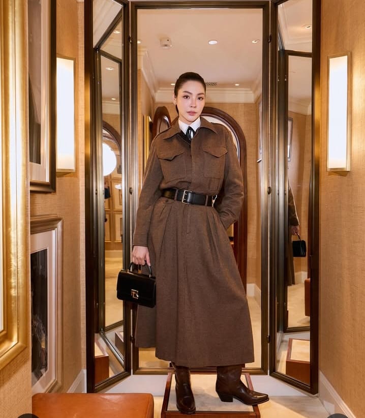 Hawacom_TV's tweet image. Faye Peraya تخطف الأنظار في Ralph Lauren بإطلالة بني كابتشينو راقية وعملية.
معطف وحزام يحدد الخصر، بوتين مريح وحقيبة جلدية تكمل التدرجات، مع لمسة كلاسيكية من القميص الأبيض وشريط على القبة. تسريحة مشدودة ووجه نضر يبرز أناقتها العملية والفخمة.

#FayePeraya #RalphLauren