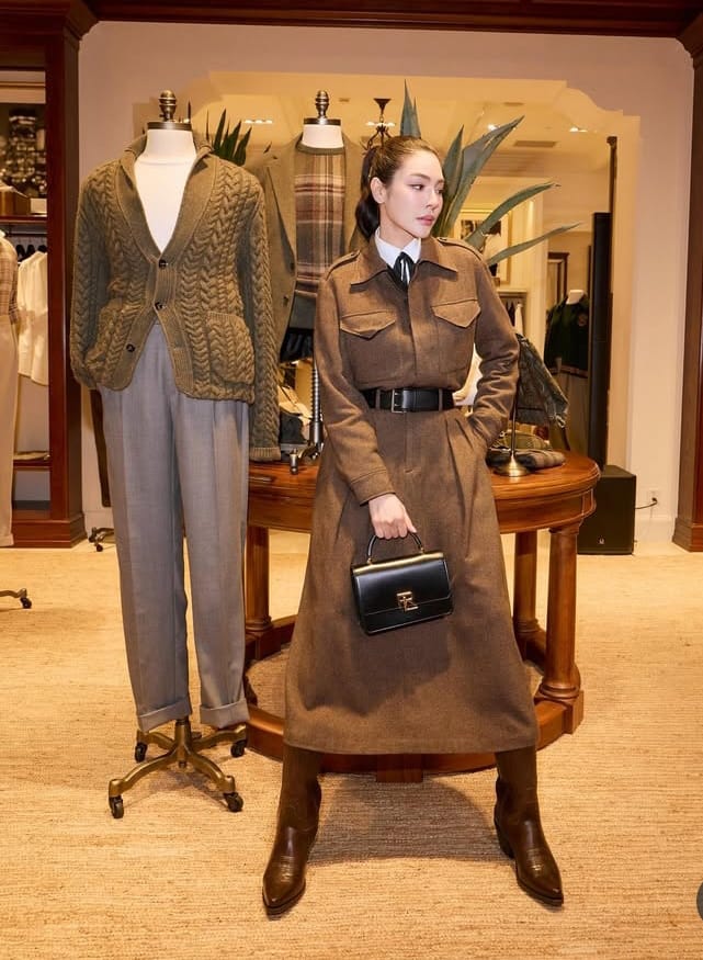 Hawacom_TV's tweet image. Faye Peraya تخطف الأنظار في Ralph Lauren بإطلالة بني كابتشينو راقية وعملية.
معطف وحزام يحدد الخصر، بوتين مريح وحقيبة جلدية تكمل التدرجات، مع لمسة كلاسيكية من القميص الأبيض وشريط على القبة. تسريحة مشدودة ووجه نضر يبرز أناقتها العملية والفخمة.

#FayePeraya #RalphLauren