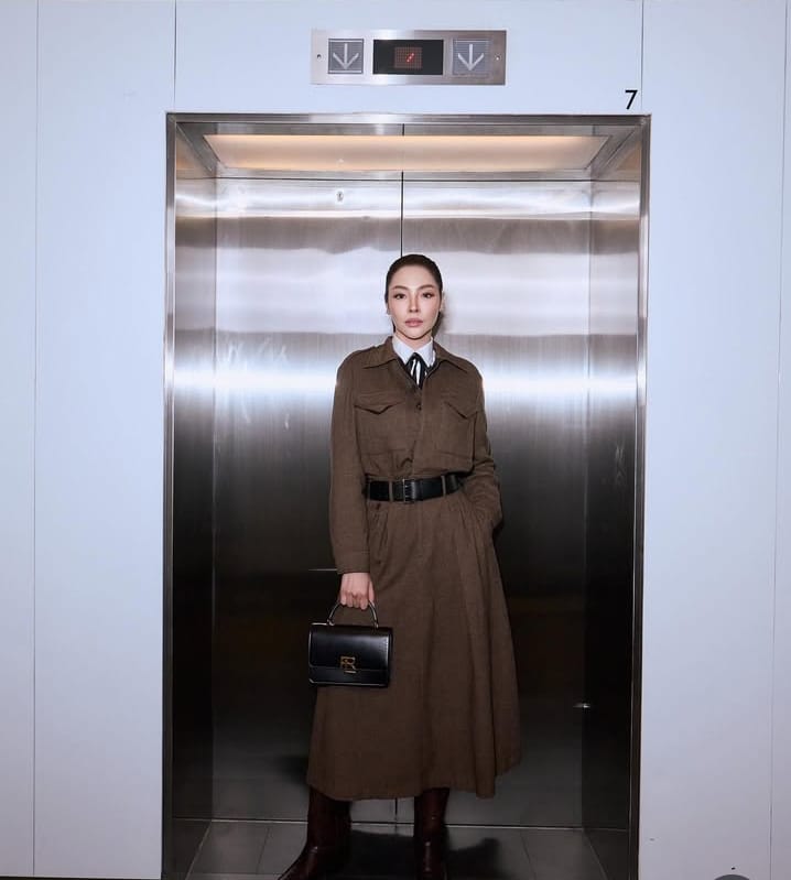 Hawacom_TV's tweet image. Faye Peraya تخطف الأنظار في Ralph Lauren بإطلالة بني كابتشينو راقية وعملية.
معطف وحزام يحدد الخصر، بوتين مريح وحقيبة جلدية تكمل التدرجات، مع لمسة كلاسيكية من القميص الأبيض وشريط على القبة. تسريحة مشدودة ووجه نضر يبرز أناقتها العملية والفخمة.

#FayePeraya #RalphLauren