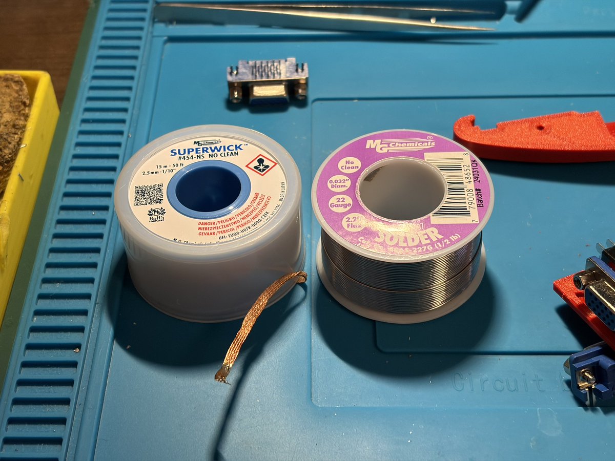 My old rolls of solder and wick went out one after another within a few days👀

Here are some new rolls for the coming years🫠